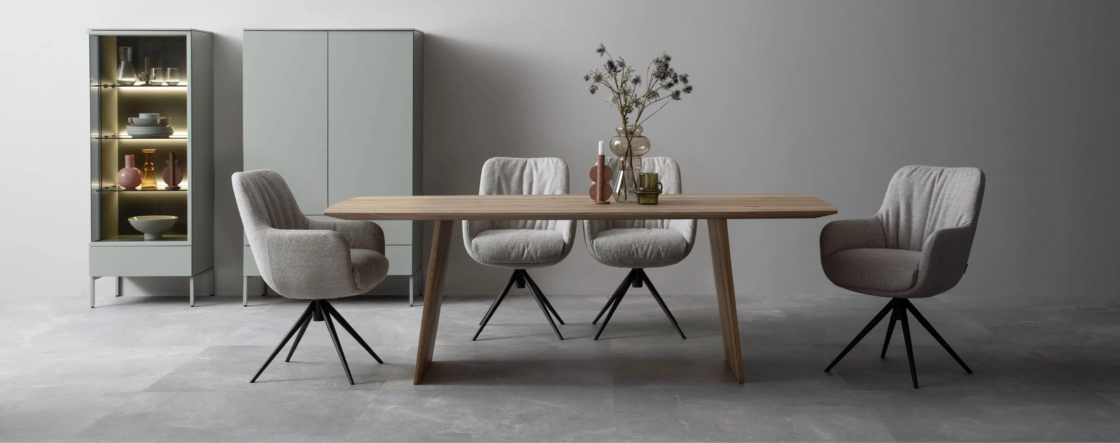 Hölzerner Esstisch mit anthratitfarbenen Stühlen